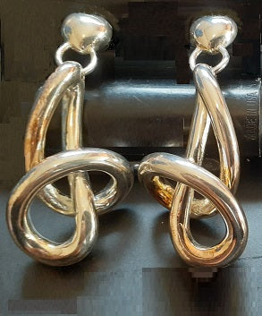 Is it a musical note or is it a knot.  Wear them and someone will tell you